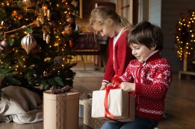 Meraklı duygusal çocuklar Noel hediyelerini açıyor..