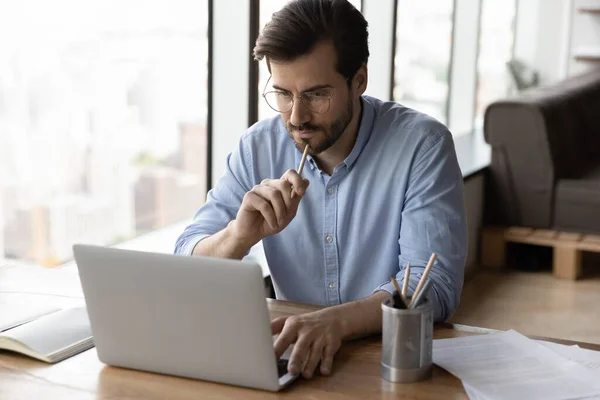 Trabajo masculino serio del empleado en el pensamiento de la computadora —  Fotos de Stock