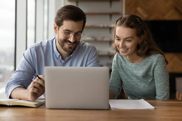 Sorrindo diversos colegas brainstorm no computador no escritório — Fotografia de Stock