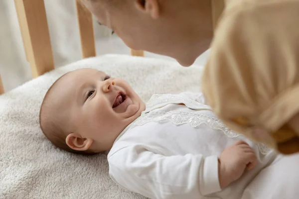 Nowa mama mówi do szczęśliwego uroczego dziecka kilka miesięcy — Zdjęcie stockowe