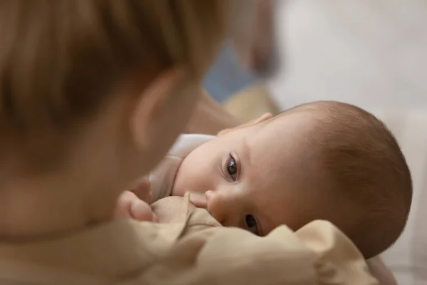 Moeder voeden schattige baby melk uit de borst — Stockfoto