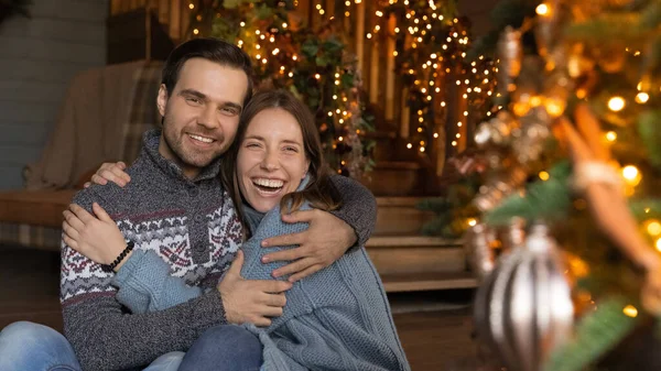 Portrait of happy emotional young affectionate family couple celebrating Christmas. — Stock Photo, Image