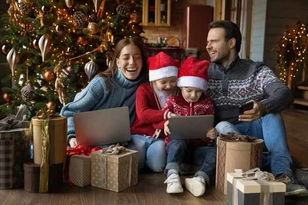 Technologia uzależniony overjoyed rodziny relaks w Boże Narodzenie rano. — Zdjęcie stockowe