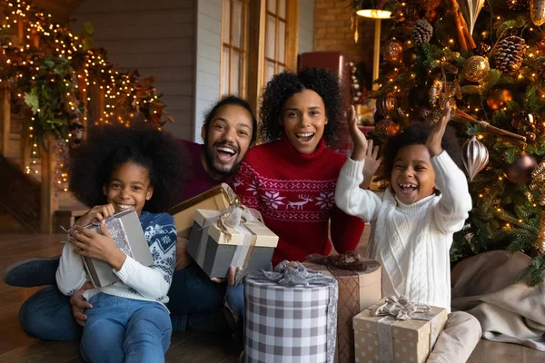 Portret van gelukkige biracial familie vieren Kerstmis thuis — Stockfoto