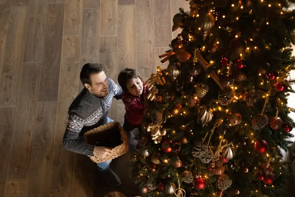 Ovanför visa lycklig familj av två dekorera julgran. — Stockfoto