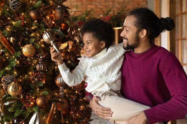 Heureux biracial papa et fils décorer sapin — Photo