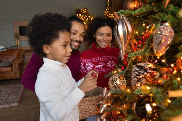 Šťastná afroamerická rodina se připravuje na Vánoce — Stock fotografie