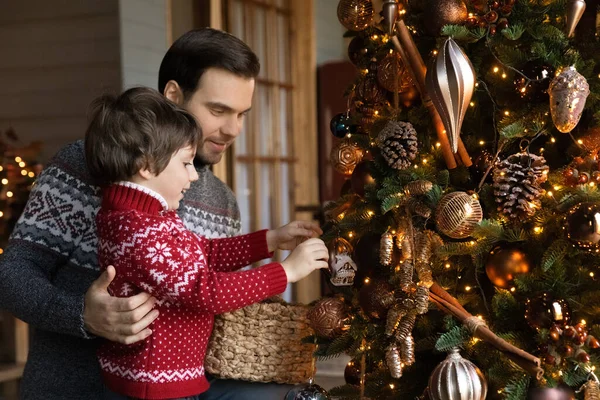 Heureuse famille décoration arbre de Noël à la maison. — Photo