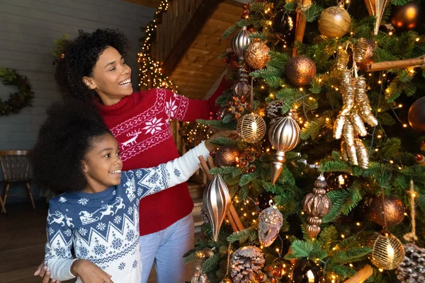 Fröhliche afroamerikanische Mutter und Tochter schmücken Tanne — Stockfoto