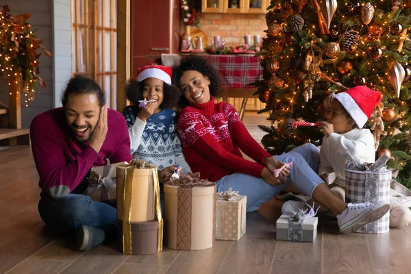 Usmívající se etnická rodina s dětmi si užívají Vánoce doma — Stock fotografie