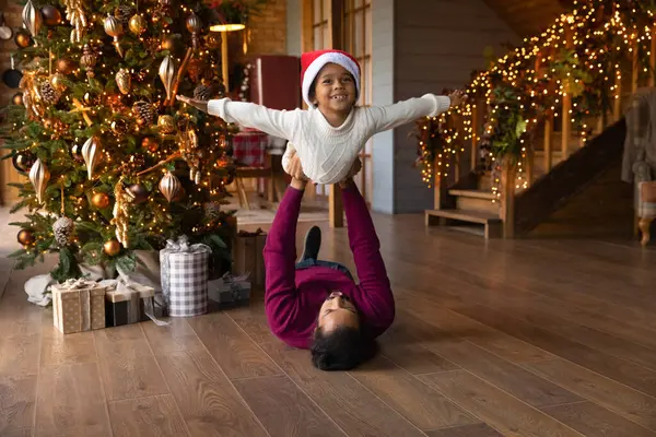 Feliz biracial pai e filho jogar no inverno férias — Fotografia de Stock