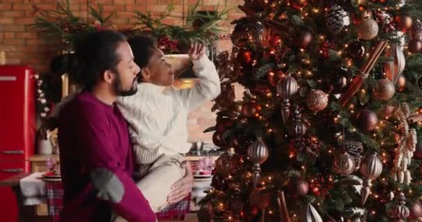 快乐的非洲裔美国家庭装饰圣诞树. — 图库视频影像