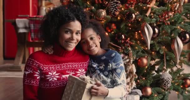 一緒にクリスマスを楽しむ幸せなアフリカ系アメリカ人の家族. — ストック動画