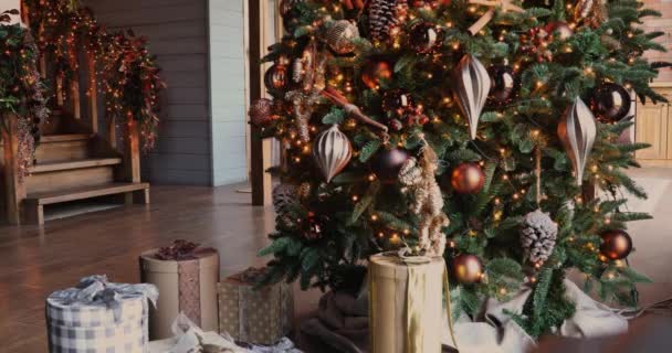 Feliz pequeño afroamericano niños corriendo a los regalos de Navidad. — Vídeos de Stock