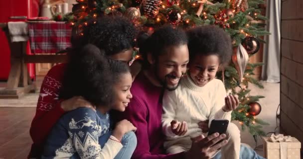 스마트폰으로 크리스마스를 함께 즐기고 있는 아프리카 계 미국인 가족 행복. — 비디오
