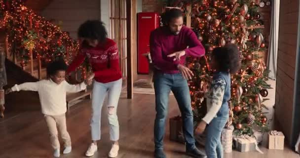 Festive heureuse famille afro-américaine dansant dans le salon. — Video