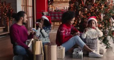 Mutlu Afrikalı etnik aile yeni yılı kutlarken eğleniyor..