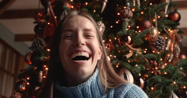 Lykkelig følelsesmæssig ung kvinde lykønsker med jul ved videoopkald. – Stock-video