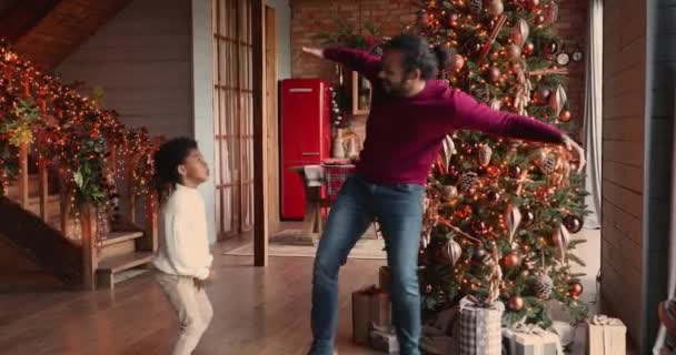Enérgica mezcla de raza familia bailando juntos en la sala de estar. — Vídeos de Stock