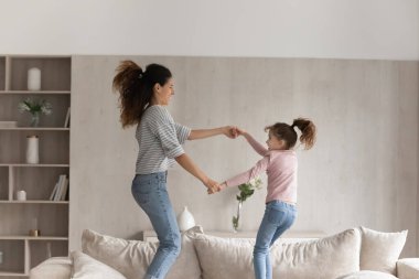 Neşeli genç İspanyol kadın küçük kızıyla eğleniyor..