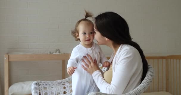 Mère aimante s'asseoir sur la chaise embrasser sa mignonne petite fille — Video