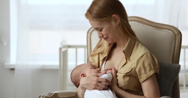 Draguta adorabil copil bea lapte matern mame — Videoclip de stoc