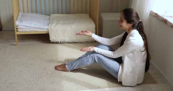 Petite fille marchant le long de la chambre d'enfant à la mère aimante — Video