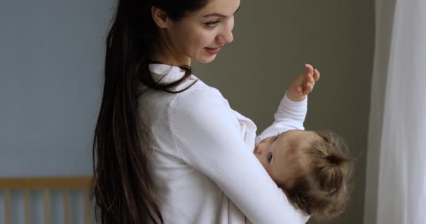 Όμορφη νεαρή μητέρα θηλάζει χαριτωμένο βρέφος κόρη της — Αρχείο Βίντεο