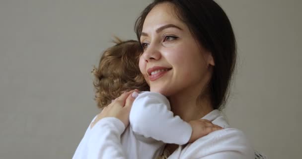 Mignon bébé fille se blottit à maman profiter moment de affectueux — Video