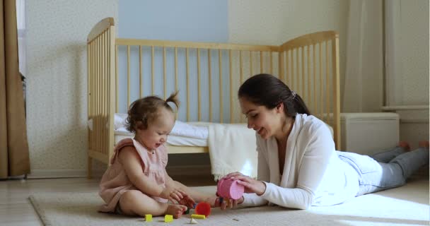 Mère aimante jouer à des jouets avec petite fille mignonne — Video