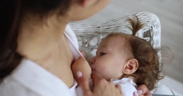 Närbild visa söt liten flicka dricker mammor bröstmjölk — Stockvideo