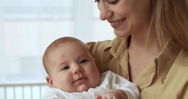 Madre cariñosa canta canción de cuna a dulce bebé — Vídeo de stock