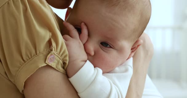 Bella bambino chiudendo gli occhi e addormentandosi tra le braccia della mamma — Video Stock