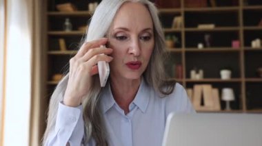 Yaşlı kadın telefonda asistanla konuşuyor, uzaktan emir veriyor.