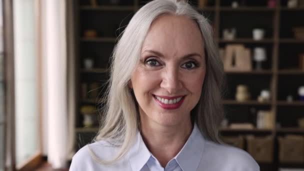 Headshot retrato bela mulher mais velha sorriso olhando para a câmera — Vídeo de Stock