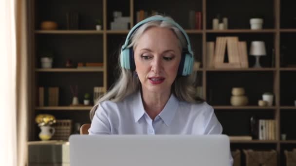 Olgun iş kadını baş müzakeresi için dizüstü bilgisayarda video çağrı uygulaması kullan — Stok video