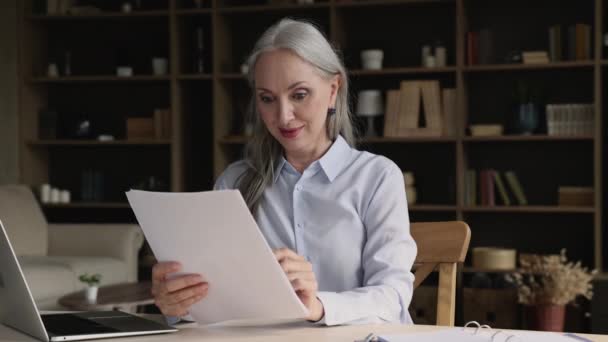 Souriante femme plus âgée lire les journaux, se sentir excité par les bonnes nouvelles — Video