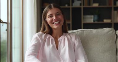 Evdeki koltukta oturmuş milenyum kadınının portresi gülüyor.