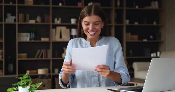 Щаслива молода жінка, співробітник читає чудові новини в паперовому листі — стокове відео