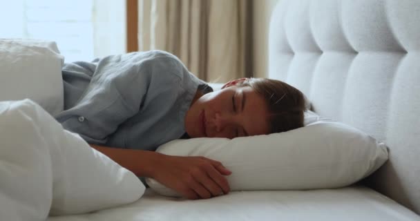 Девушка-подросток отдыхает в постели, сладко спит перед сном — стоковое видео