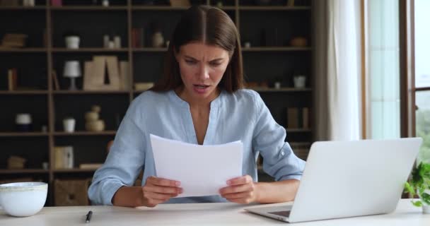 Vervelende vrouwelijke gelezen kranten op het werk verontrust door slecht nieuws — Stockvideo