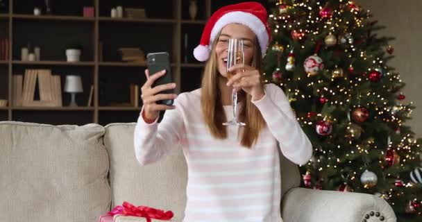 Mujer feliz sentarse en el sofá hacer discurso de Navidad por teléfono inteligente — Vídeos de Stock
