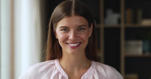 Beautiful laughing female teenager looking at camera in joyful mood — Stock Video