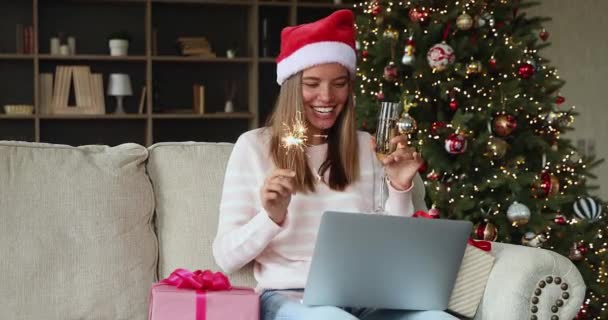 喜びましたgen z女性祝いますクリスマスに自宅によってラップトップ — ストック動画