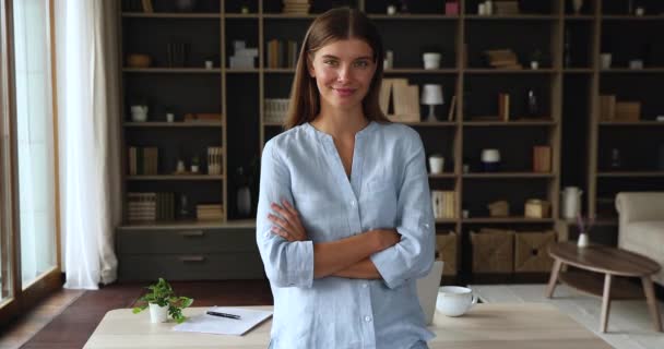 Portret glimlachend zelfverzekerde jonge vrouwelijke freelancer staande op kantoor — Stockvideo