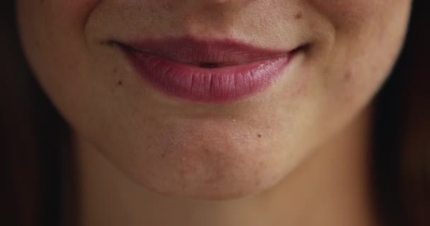Обрезанный вблизи вид красивый рот молодой улыбающейся женщины — стоковое видео