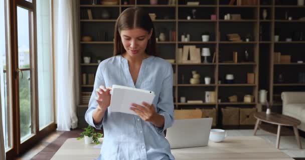 Satisfeito millennial feminino adolescente rolagem sites no PC tablet moderno — Vídeo de Stock