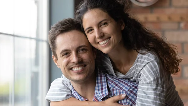 Foto de la cabeza retrato de sonriente hermosa pareja amorosa familia sincera. —  Fotos de Stock