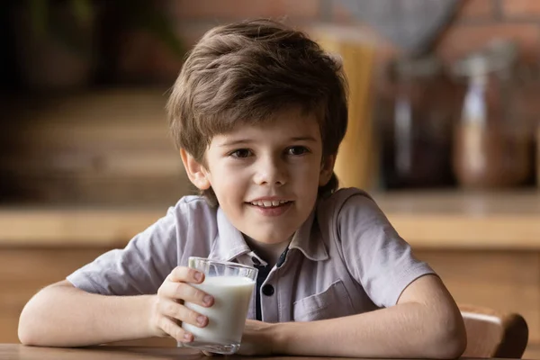 笑着可爱的小男孩喝着有机酸奶. — 图库照片