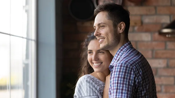 Verträumtes, liebevolles Millennial-Paar blickt in die Ferne. — Stockfoto